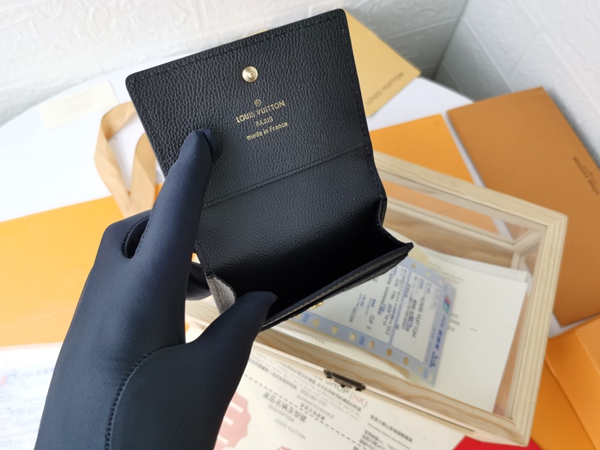 LVコピーウォレット着用イメージ